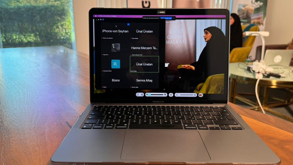 Participants discussing Tolstoy